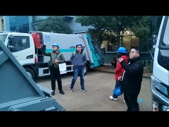 Οι πελάτες επισκέπτονται το εργοστάσιο για να δοκιμάσουν το συμπιεσμένο φορτηγό σκουπιδιών